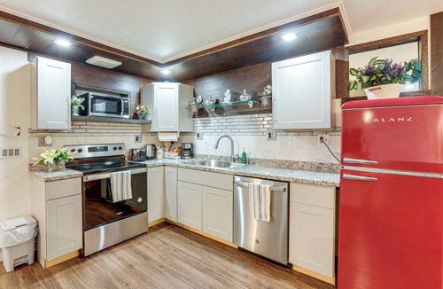 Green Valley Ranch Apartment | Extended Stay in Denver! Cozy Apartment w/Patio