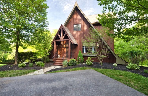 Saratoga Springs House | Family and Dog Friendly Home near historic racetrack and downtown w/a fire pit.