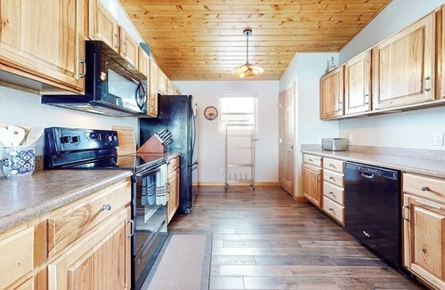 Fairplay House | Family Friendly Creekside Cabin w/mountain views, deck & wildlife