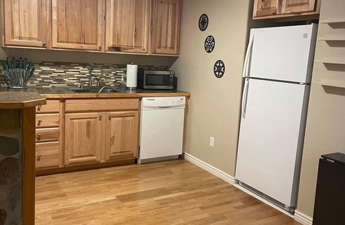 Johnstown Apartment | Family friendly & fully furn. garden apt. with huge yard in lovely neighborhood