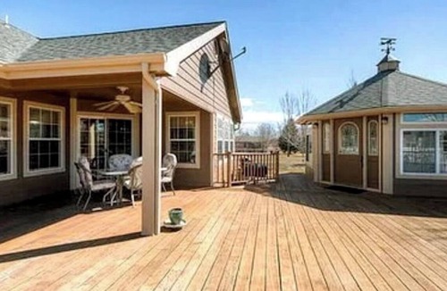 Johnstown Apartment | Family friendly & fully furn. garden apt. with huge yard in lovely neighborhood