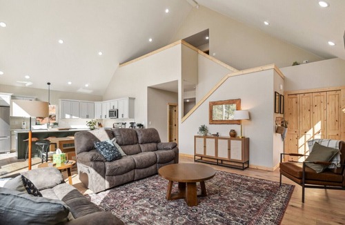 Rainbow Valley Cabin | Family-Friendly Mountain Escape | Hot Tub + Views