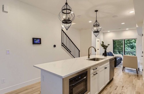 Jefferson Park House | Family-friendly Townhouse on Jefferson Park. 5-minute walk from Empower Field!