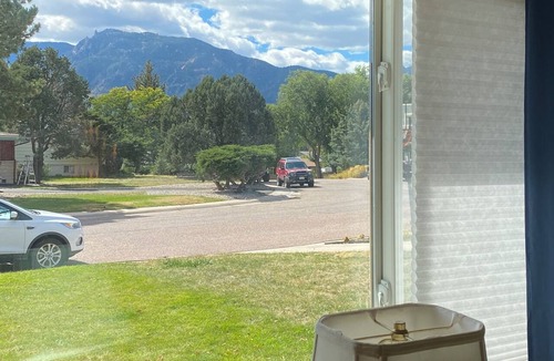 Southwest Colorado Springs House | Family home near Broadmoor, Pikes Peak and Garden of the Gods. Comfortable AC