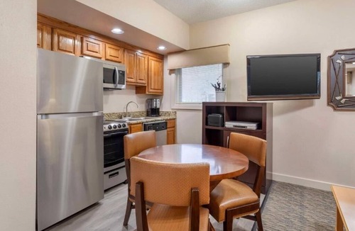 Pittman Center Hotel | Family Suite with BBQ Near Gatlinburg Surrounded by Nature