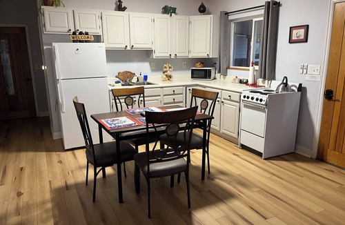 Lazear House | Farm Stay Cozy 2-bedroom guest house on farm in Hotchkiss