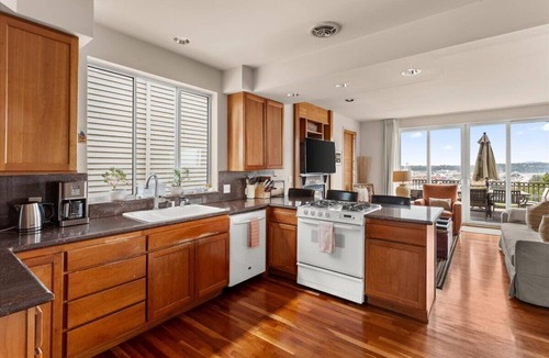 North Admiral House | Flawless City And Mountians Views in West Seattle 5 minutes to Alki