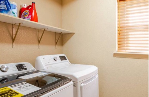 Green Valley Ranch House | For BIB family or group. 6Bedroom luxury house.HOT TUB furnished basement