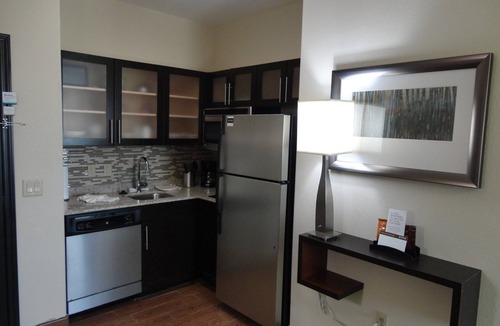 Northfield Apartment | Free Breakfast Buffet. Pool & Gym Access. King Studio.
