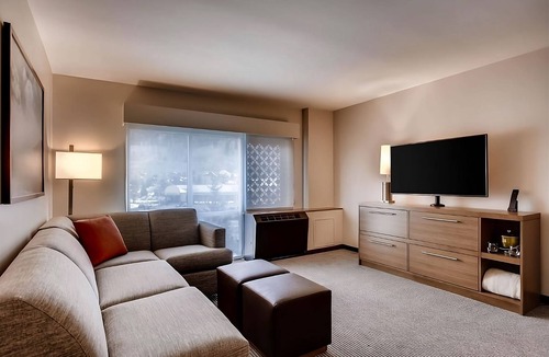 Mountain House Hotel | Free Breakfast to Fuel Your Ski Day! Hot Tub, Pets Adored, Shuttle Ease!