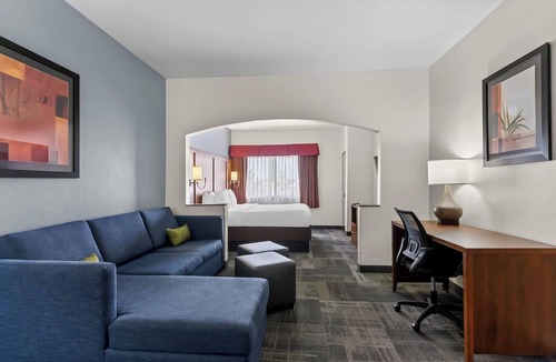 Englewood Hotel | Fun and Relaxing Suites Close to Denver Tech, Trails, Shopping & Entertainment
