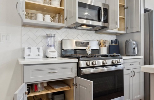 South Philadelphia Apartment | Furnished Apt in Philadelphia- hospitals, historic sites, stadiums, Navy base
