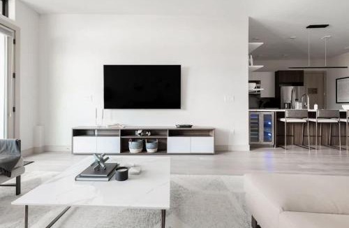 Jefferson Park House | Gameday Oasis - Private Balcony - Jefferson Park - Tesoro