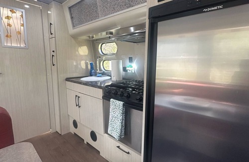 Glenwood Springs House | ✨ Glenwood Luxe Airstream Escape ♨️ ⛰️ 🌌 ✦ Hot Tub ✦ Near Springs & Downtown