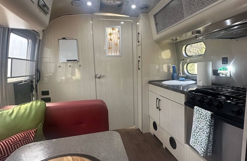 Glenwood Springs House | ✨ Glenwood Luxe Airstream Escape ♨️ ⛰️ 🌌 ✦ Hot Tub ✦ Near Springs & Downtown