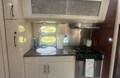 Glenwood Springs House | ✨ Glenwood Luxe Airstream Escape ♨️ ⛰️ 🌌 ✦ Hot Tub ✦ Near Springs & Downtown