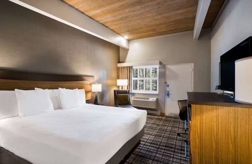 Glenwood Springs Hotel | Glenwood Retreat w/Spa, Pool & Hot Tub | Near Hiking Trails | Free Breakfast