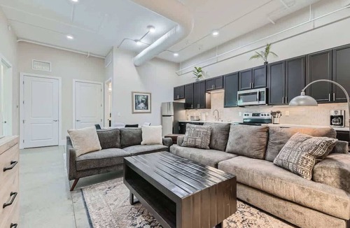 Golden Condo | Golden Getaway | Spacious 2BR | Walk to Trails