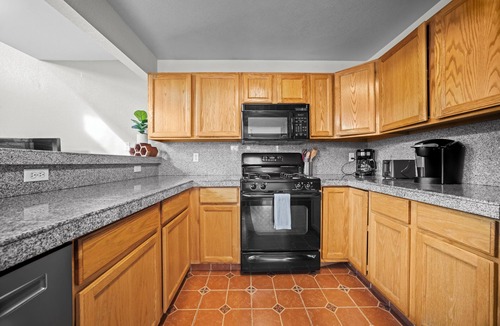 Golden House | Golden View Townhouse - Walk to Downtown!
