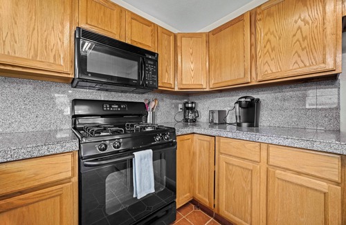 Golden House | Golden View Townhouse - Walk to Downtown!