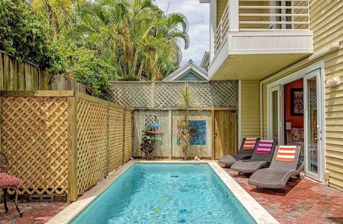 Downtown House | *GOOD VIBRATIONS @ OLD TOWN* Villa & Pool + Last Key White Glove Service.