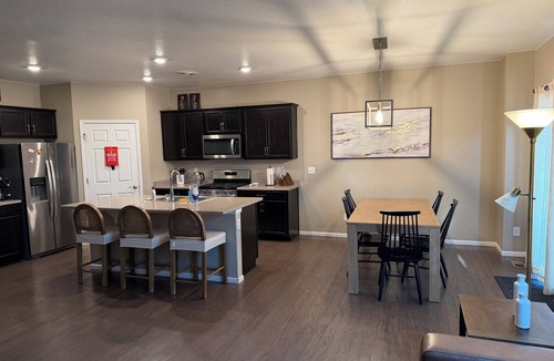 Aurora House | Gorgeous 5-bedroom house with AC and hot tub by Gaylord Resort and DIA