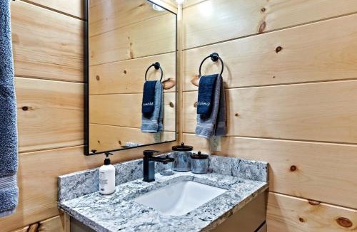 Black Bear Falls House | Gorgeous Cabin with Arcade Games, Pool and Endless Entertainment in Tennessee