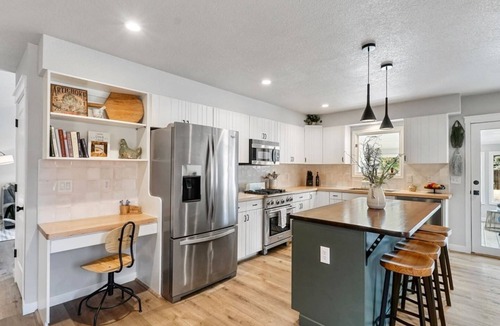 Park Vista House | Gorgeous High End Well Furnished Home · 5/BR Hot Tub - Fire Pit - Air Hockey!