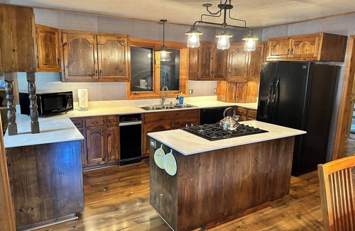 Idlewild Estates House | Gorgeous Ouray Cabin: Mountain View, Secluded, Sleep 10, Convenient, STR12024018