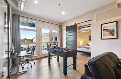 River North Art District Condo | Graffiti & Skyline | Luxury Corner RiNo Loft | Dog-Friendly & City Views