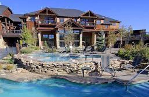 Four O'Clock Resort | GRAND TIMBER LODGE - 3-BEDROOM Condo with LARGE LIVING SPACES AND FULL KITCHEN