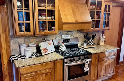 Angel Fire House | Grinning Bear Lodge Luxury Cabin, Hot Tub, Massive Deck, Sleeps 14, Game Loft