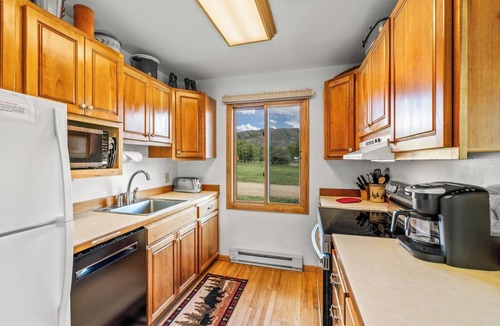 Clark Cabin | Grizzly - Stunning mountain views on the Elk River