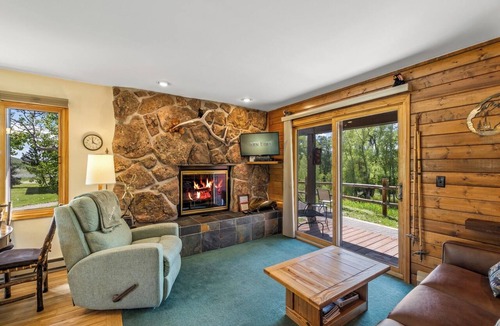 Clark Cabin | Grizzly - Stunning mountain views on the Elk River