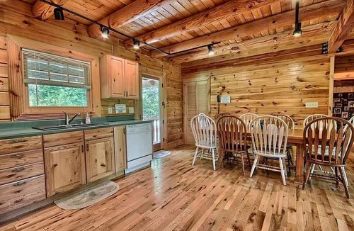 Rockbridge Cabin | Group Spacious Cabin with Hot-Tub and Picnic Areas in Ohio