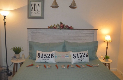 Palisade Bed & Breakfast | Guest suite at Palisade Beach House Vineyard and Bed and Breakfast