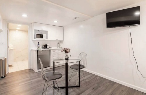 Congress Park Apartment | Guest Suite Close to Downtown