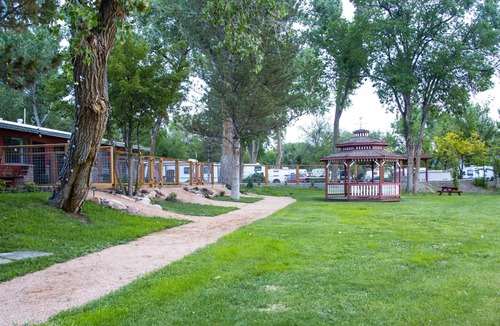 Delta Apartment | Gunnison River & Courtyard Views -Quaint Peaceful Stay in the Beautiful Outdoors