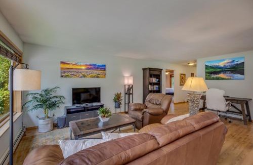 Carbondale House | Happy Home - Cozy Retreat With Deck Near Downtown Carbondale