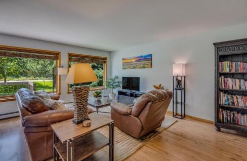 Carbondale House | Happy Home - Cozy Retreat With Deck Near Downtown Carbondale
