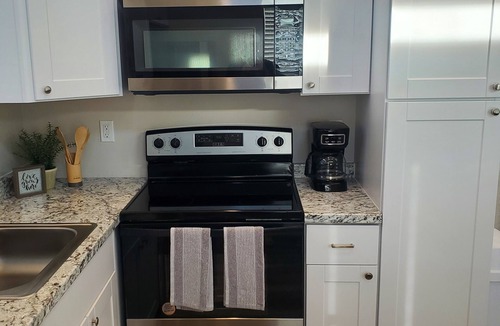 Syracuse House | Hidden Gem! Cozy and Secluded 2 bedroom Guest House *No Cleaning fee*