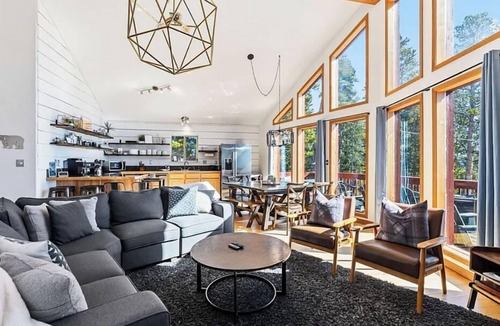 Valley of the Sun Cabin | High Alpine Lodge🍃Stunning views of Pikes Peek🏔️Hot Tub♨️Garage🚙4 Bedrooms🛏️