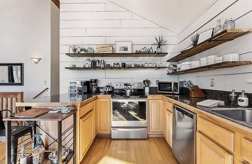 Valley of the Sun Cabin | High Alpine Lodge🍃Stunning views of Pikes Peek🏔️Hot Tub♨️Garage🚙4 Bedrooms🛏️