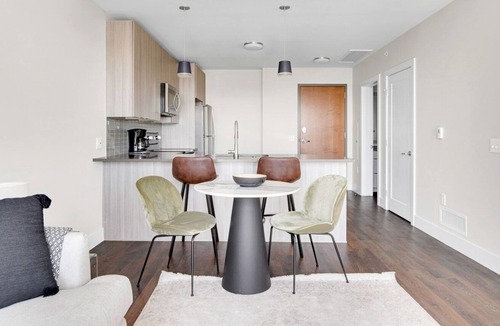 Hale Apartment | Hip Congress Park 1BR w/ Gym & Pool, near shops & dining, by Blueground