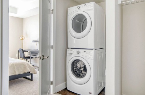 Hale Apartment | Hip Congress Park 1BR w/ Gym & Pool, near shops & dining, by Blueground