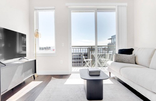 Hale Apartment | Hip Congress Park 1BR w/ Gym & Pool, near shops & dining, by Blueground