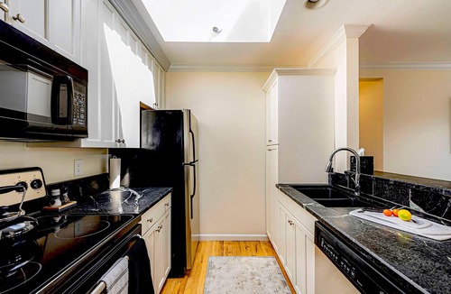 Central Boulder Condo | HISTORIC DOWNTOWN 2 Bdrm, 2 Bath, Rooftop Deck, Mtn View, 1 block Pearl St Mall