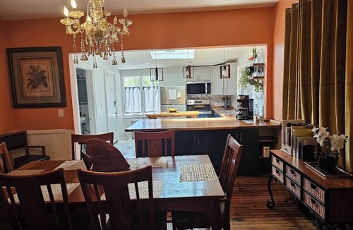 Downtown House | Historic Waterfront Home - Sleeps 10 - Walk to Downtown Hampton