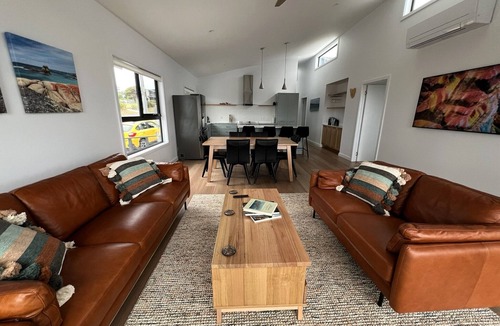 Binalong Bay House | HORIZON at BINALONG BAY Have fun with the whole family at this new beach house.