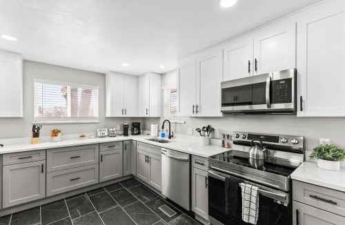Golden House | Hot Tub Family Home with Mountain Views - Close to Red Rocks and Clear Creek